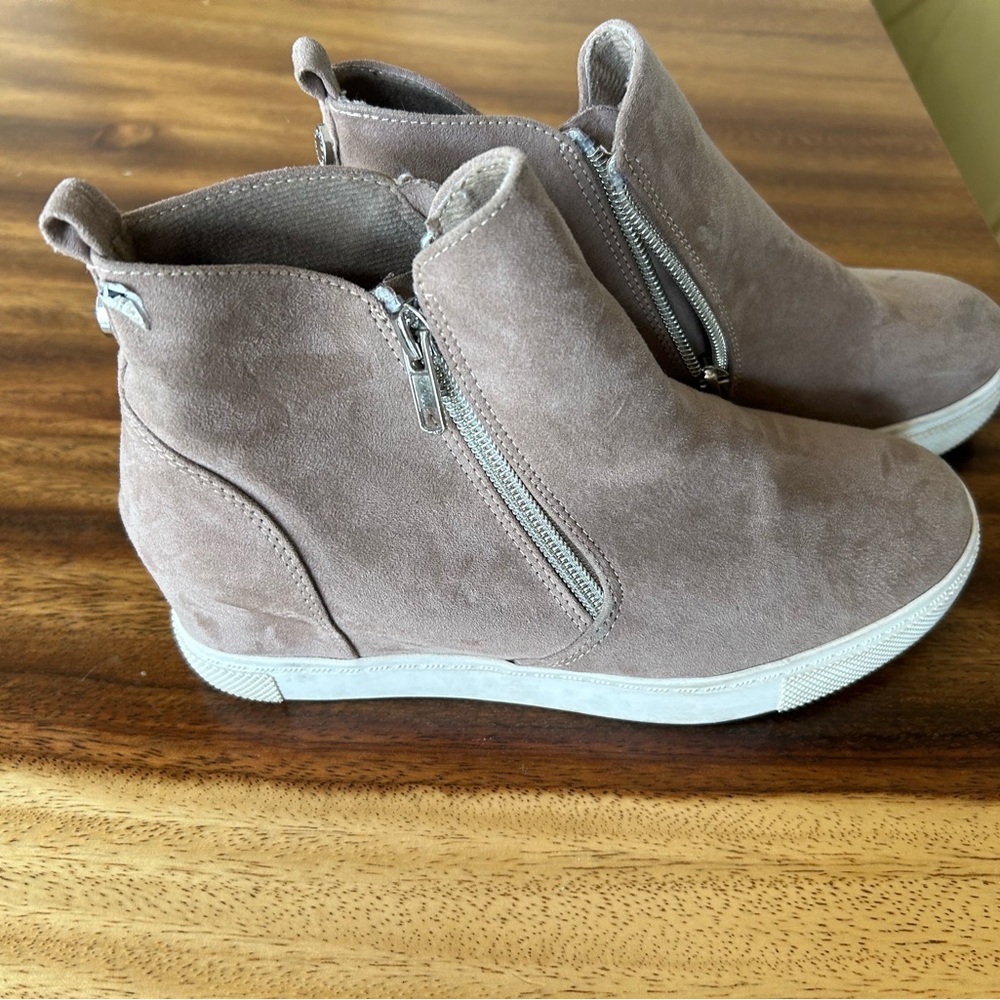 Girl’s used shoes